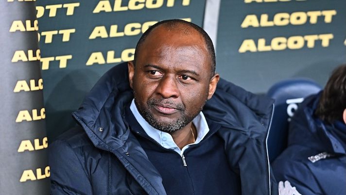 GENOA, ITALY - FEBRUARY 17: Genoa coach Patrick Vieira looks on ahead of the Serie A match between Genoa and Venezia at Stadio Luigi Ferraris on February 17, 2025 in Genoa, Italy. (Photo by Simone Arveda/Getty Images) Vieira: “Vitinha da valutare, ha sentito tirare il flessore! Messias, Cornet, Ekuban e Pinamonti…” - immagine 1