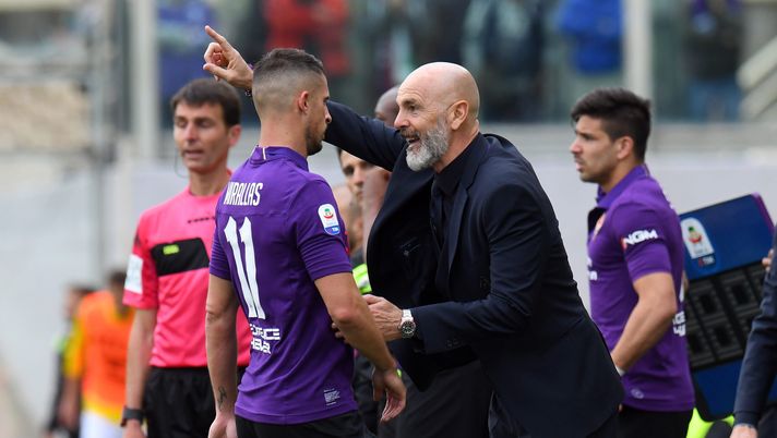 FLORENCE, ITALY - APRIL 07: Stefano Pioli head coach of ACF Fiorentina issues instructions to Kevin Mirallas of ACF Fiorentina during the Serie A match between ACF Fiorentina and Frosinone Calcio at Stadio Artemio Franchi on April 7, 2019 in Florence, Italy. (Photo by Alessandro Sabattini/Getty Images) L’ultima Fiorentina di Pioli: Biraghi, Muriel, Vlahovic e… li ricordate tutti?- immagine 1