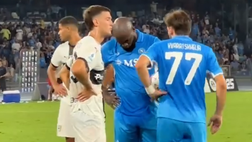 Kvara in soccorso di Lukaku prima del rigore annullato contro il Parma: il gesto