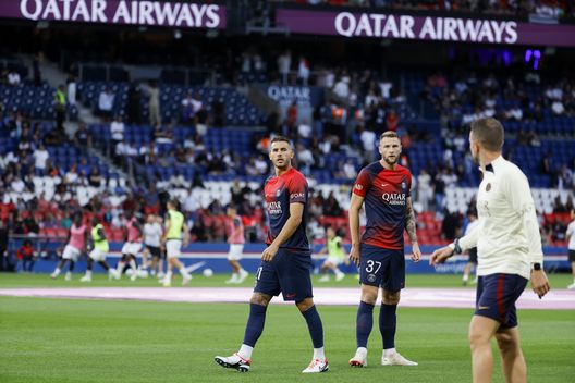PARIS, FRANCE - AUGUST 12: Lucas Hernandez #21 of Paris Saint-Germain and Milan Skriniar #37 of Paris Saint-Germain warm up before the Ligue 1 Uber Eats match between Paris Saint Germain and FC Lorient at Parc des Princes on August 12, 2023 in Paris, France. (Photo by Catherine Steenkeste/Getty Images for Qatar Airways) Tolosa-PSG, le probabili formazioni: Luis Enrique vuole i primi tre punti. C’è Mbappè- immagine 2
