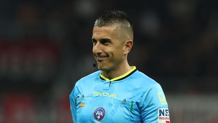 MILAN, ITALY - OCTOBER 19: Referee Livio Marinelli gestures during the Serie A match between AC Milan and ACF Fiorentina at Giuseppe Meazza Stadium on October 19, 2025 in Milan, Italy. (Photo by Marco Luzzani/Getty Images) Dalle voci sulla “grazia” allo stop: cambia la linea su Marinelli e il Var - immagine 1