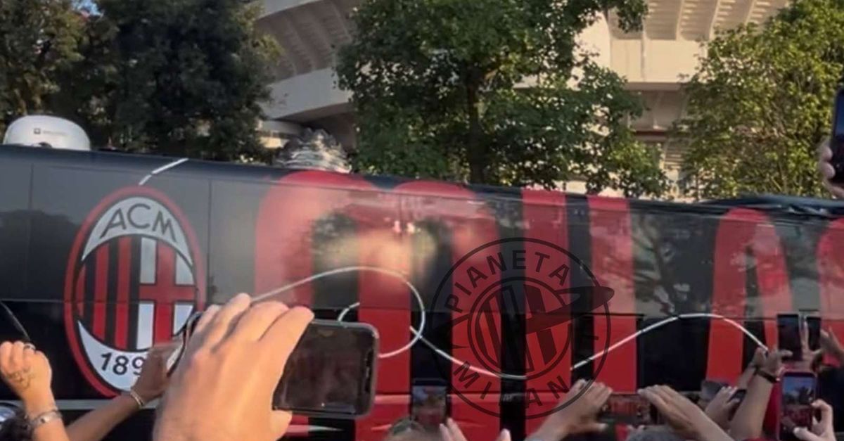 milan cagliari pullman rossonero arrivato a 8216san siro8217 pm news da Pianetamilan.it milan cagliari pullman rossonero arrivato a 8216san siro8217 pm news