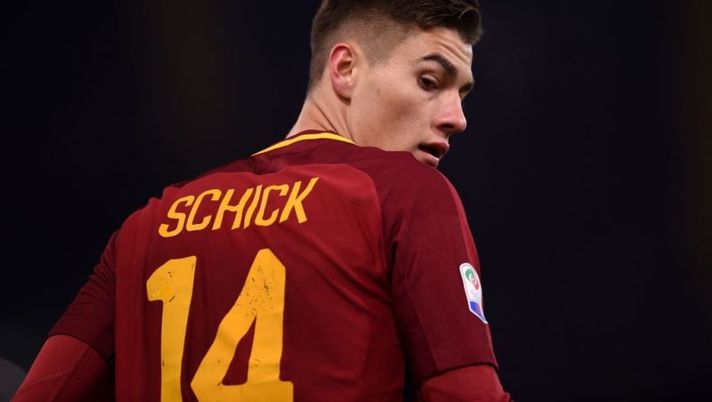 AS Roma's forward from Czech Republic Patrik Schick looks on during the Italian Serie A football match AS Roma vs Spal at the Olympic Stadium in Rome, on December 1, 2017. / AFP PHOTO / FILIPPO MONTEFORTE (Photo credit should read FILIPPO MONTEFORTE/AFP/Getty Images) FLOP 11 – Una formazione da incubo: i peggiori giocatori del fantacalcio - immagine 1