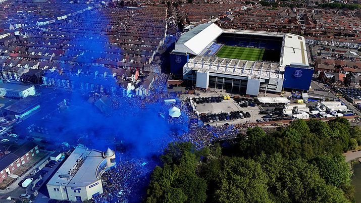 LIVERPOOL, ENGLAND - MAY 18: An aerial view of the Everton team bus arriving at Goodison Park before the Premier League match between Everton FC and Southampton FC at Goodison Park on May 18, 2025 in Liverpool, England. Goodison Park, home of Everton Football Club since August 24, 1892, will play host to its final Men's First Team fixture today ahead of the clubs move to the Hill Dickinson Stadium for the 2025/26 season. (Photo by Carl Recine/Getty Images) L’Everton cambia casa: la squadra femminile approda al Goodison Park - immagine 1