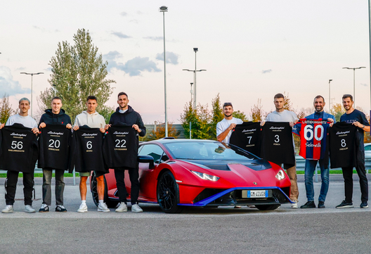 I ragazzi rossoblù in vista alla Lamborghini I ragazzi rossoblù in vista alla Lamborghini - immagine 1