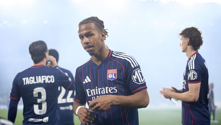 VIGO, SPAIN - MARCH 12: Steeve Kango of Olympique De Lyon looks on prior to the UEFA Europa League 2025/26 Round of 16 First Leg match between Real Club Celta and Olympique Lyonnais at Estadio Balaidos on March 12, 2026 in Vigo, Spain. (Photo by Jose Manuel Alvarez Rey/Getty Images) Lione-Celta Vigo, di nuovo scontri: tifoso spagnolo ferito, non è in pericolo - immagine 1