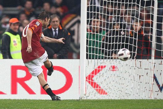 Roma, Italia - 13 marzo 2011: Francesco Totti segna su calcio di rigore contro la Lazio. (Foto di Paolo Bruno/Getty Images) Lazio-Roma, i migliori marcatori dei due club nella stracittadina- immagine 2
