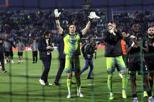 VENEZIA, ITALIA - 12 MAGGIO: Ionut Radu del Venezia festeggia la vittoria dopo la partita di Serie A tra Venezia e Fiorentina allo Stadio Pier Luigi Penzo il 12 maggio 2025 a Venezia, Italia. (Foto di Maurizio Lagana/Getty Images) Ufficiale Radu al Celta Vigo: “Ho attraversato momenti difficili, qui c’è tutto per fare bene”- immagine 2