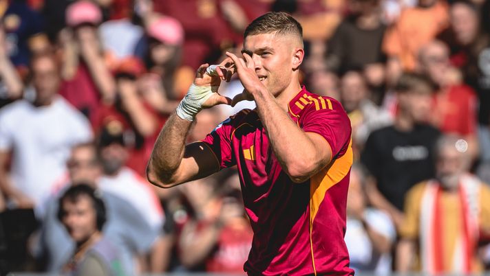 ROME, ITALY - SEPTEMBER 28: AS Roma player Artem Dovbyk celebrates during the Serie A match between AS Roma and Hellas Verona FC at Stadio Olimpico on September 28, 2025 in Rome, Italy. (Photo by Luciano Rossi/AS Roma via Getty Images) Dovbyk