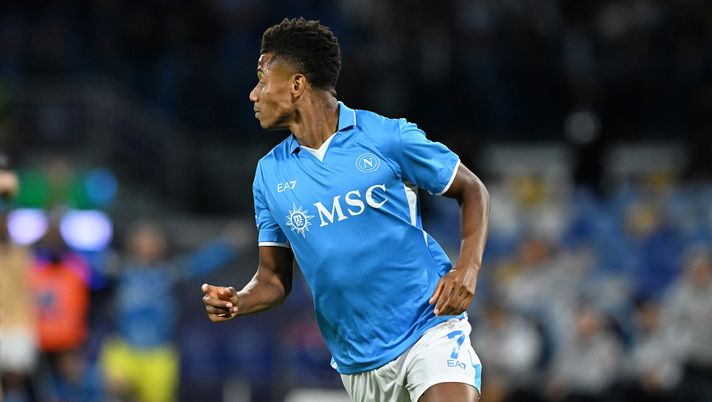 NAPLES, ITALY - OCTOBER 04: David Neres of SSC Napoli celebrates after scoring his side third goal during the Serie A match between Napoli and Como at Stadio Diego Armando Maradona on October 04, 2024 in Naples, Italy. (Photo by Francesco Pecoraro/Getty Images) Vidigal a sorpresa: “Neres potrebbe giocare anche come falso nueve” - immagine 1
