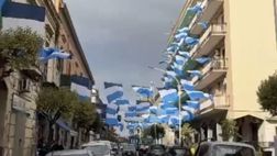 Frattamaggiore è già tinta d’azzurro ma… senza scudetti! Gli addobbi in città