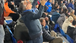 Un gesto di un tifoso del Napoli spiega l’amore dei partenopei per Maradona