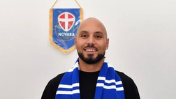 Novara, stangata per Benalouane per il pugno al tifoso del Piacenza: maxi squalifica di 5 giornate