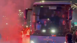 Napoli-Juventus, clima rovente all’esterno del Maradona! L’arrivo del bus degli azzurri