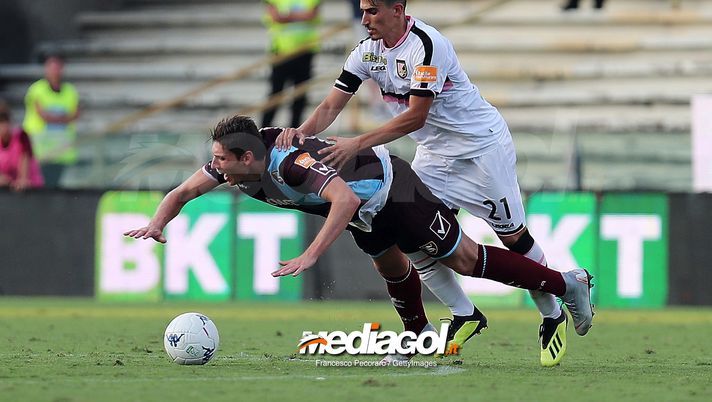 SALERNO, ITALY - AUGUST 25: Player of US Salernitana Francesco Di Tacchio vies with US Citta di Palermo player Antonio Fiordilino during the Serie B match between US Salernitana and US Citta di Palermo on August 25, 2018 in Salerno, Italy. (Photo by Francesco Pecoraro/Getty Images) Calciomercato Sudtirol: ingaggiato Di Tacchio della Ternana - immagine 1