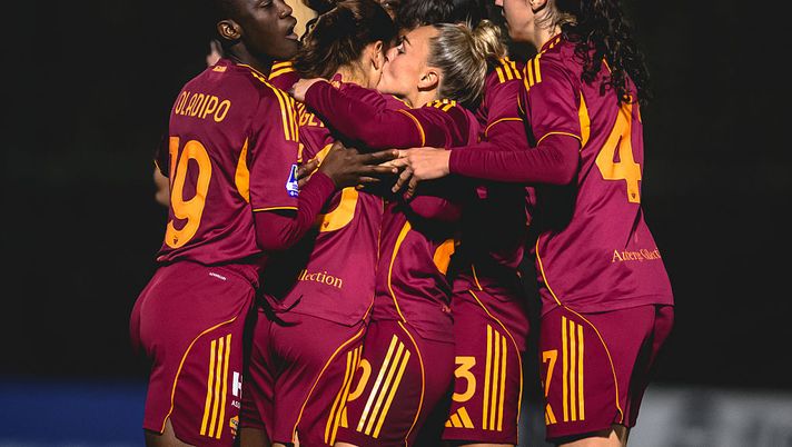 ROME, ITALY - MARCH 21: Manuela Giugliano of AS Roma celebrates after scored the first goal for her team during the Women Serie A match between SS Lazio and AS Roma on March 21, 2026 in Rome, Italy. (Photo by Fabio Rossi/AS Roma via Getty Images) Femminile, il derby è giallorosso: la Roma batte la Lazio 2-1 - immagine 1