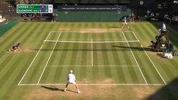 Sinner-Djokovic, scambio infinito: Jannik lo chiude con il dritto (VIDEO)