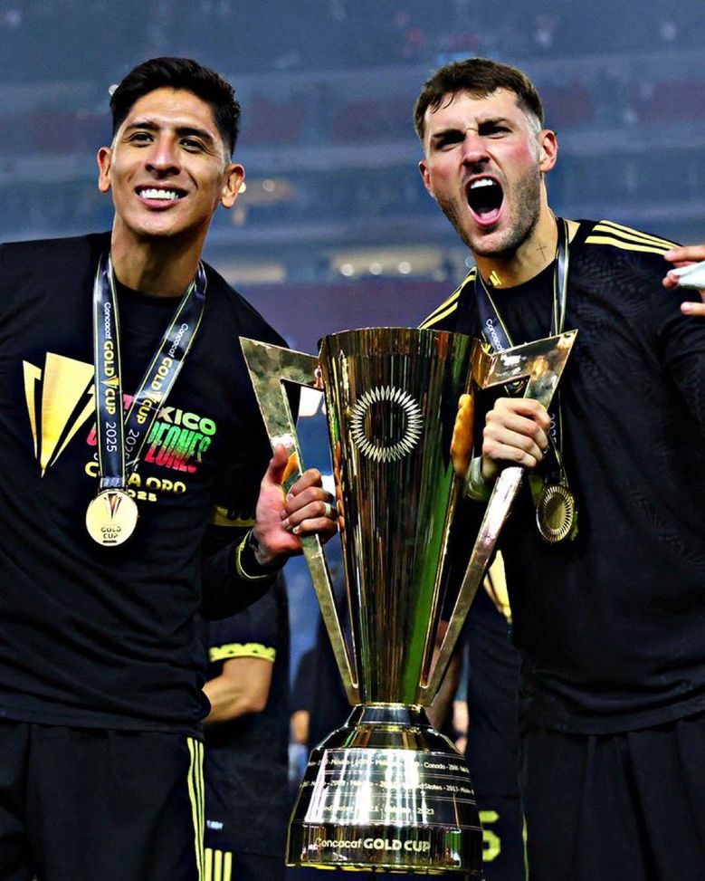 santiago-gimenez-bebote-finale-gold-cup-stati-uniti-messico-infortunio-mano-houston-texas