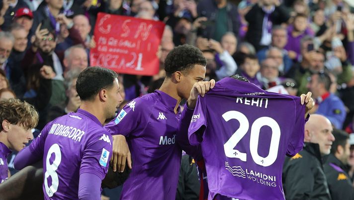 FLORENCE, ITALY - NOVEMBER 10: Moise Kean of ACF Fiorentina celebrates after scoring a goal during the Serie A match between Fiorentina and Verona at Stadio Artemio Franchi on November 10, 2024 in Florence, Italy. (Photo by Gabriele Maltinti/Getty Images) Lo scatto al 92′, il gol e la 20 come una bandiera: Kean anima e trascinatore - immagine 1