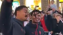 Milan, Athekame e De Winter: selfie con i tifosi rossoneri | PM