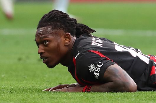 MILANO, ITALIA - 11 APRILE: Rafael Leao del Milan osserva la partita di Serie A tra Milan e Udinese Calcio allo stadio Giuseppe Meazza l'11 aprile 2026 a Milano, Italia. (Foto di Marco Luzzani/Getty Images) Pazzini deluso da Leao: “Ero sicuro che con Allegri avrebbe trovato la sua dimensione”- immagine 2