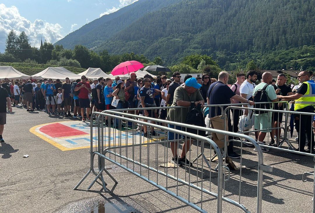 Manca un'ora all'allenamento del Napoli, ma i tifosi azzurri sono già pronti: ingressi di Tribuna e Curve già pieni!