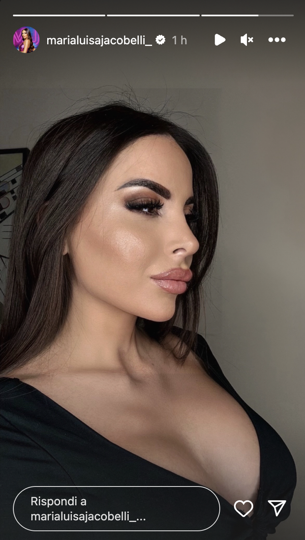 Marialuisa Jacobelli più sexy che mai: scollatura mozzafiato nel selfie sui social- immagine 4