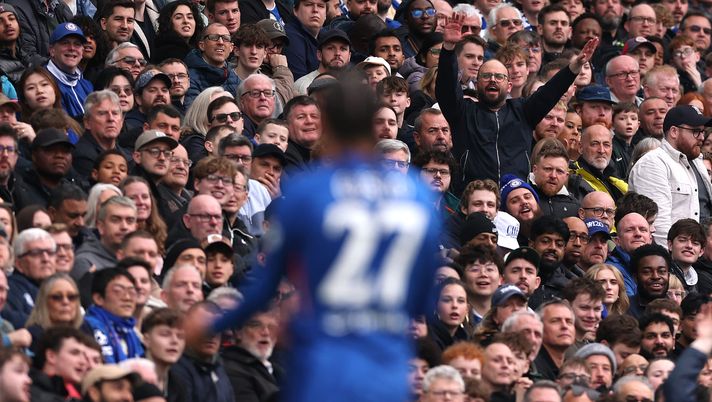 LONDON, ENGLAND - APRIL 04: Fans react to Malo Gusto of Chelsea during the Emirates FA Cup Quarter Final match between Chelsea and Port Vale on April 04, 2026 in London, England. (Photo by Alex Pantling/Getty Images) Inghilterra, poliziotto indagato per misoginia: è un arbitro di Fa Cup - immagine 1