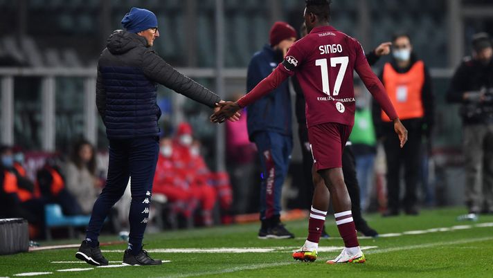 TURIN, ITALY - DECEMBER 02: Aurelio Andreazzoli, Head Coach of Empoli with Wilfried Singo of Torino FC after receiving a red card during the Serie A match between Torino FC and Empoli FC at Stadio Olimpico di Torino on December 02, 2021 in Turin, Italy. (Photo by Valerio Pennicino/Getty Images) Le pagelle di Torino-Empoli 2-2: mago Pjaca. Singo, ce n’era davvero bisogno?- immagine 2