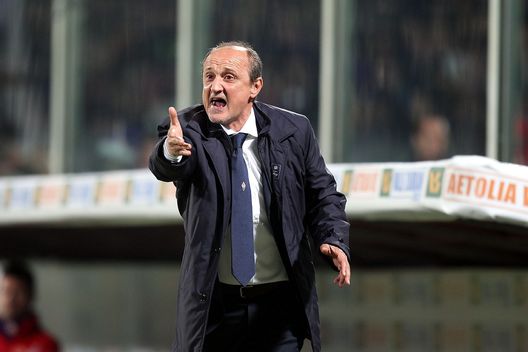 FLORENCE, ITALY - NOVEMBER 19: Fiorentina head coach Delio Rossi shouts instructions to his players during the Serie A match between ACF Fiorentina and AC Milan at Stadio Artemio Franchi on November 19, 2011 in Florence, Italy. (Photo by Gabriele Maltinti/Getty Images) Foggia, Delio Rossi si dimette: “Ringrazio tutti, ma non posso continuare”- immagine 2