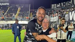 Neymar e la sorpresa ad una anziana tifosa del Santos