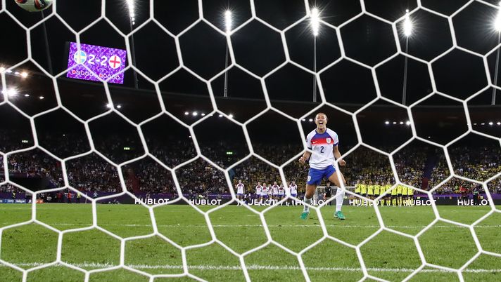 ZURIGO, SVIZZERA - 17 LUGLIO: Lucy Bronze dell'Inghilterra segna un rigore durante la serie di tiri di rigore durante la partita dei quarti di finale di UEFA Women's EURO 2025 tra Svezia e Inghilterra allo Stadio Letzigrund, il 17 luglio 2025 a Zurigo, Svizzera. (Foto di Charlotte Wilson/Getty Images) Italia Inghilterra
