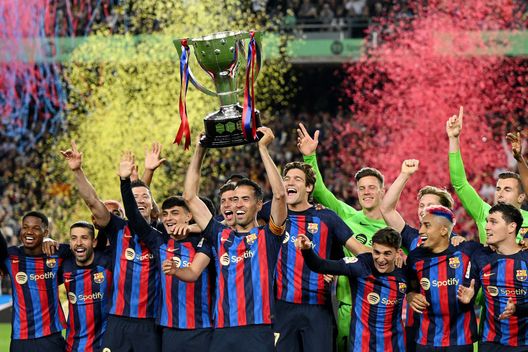 Barcellona, Spagna - 20 maggio 2023: Sergio Busquets alza il trofeo della Liga. (Foto di David Ramos/Getty Images) Inter Miami, Sergio Busquets: come sta andando l’ex Barcellona?- immagine 2