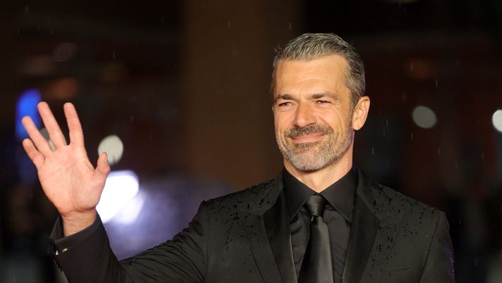 ROME, ITALY - OCTOBER 15: Luca Argentero attends the 'La Vita Va Così' opening red carpet during the 20th Rome Film Festival at Auditorium Parco Della Musica on October 15, 2025 in Rome, Italy. (Photo by Vittorio Zunino Celotto/Getty Images) Argentero e la battuta da Avv. Ligas: “Fiorentina caso disperato? Sono l’uomo giusto” - immagine 1