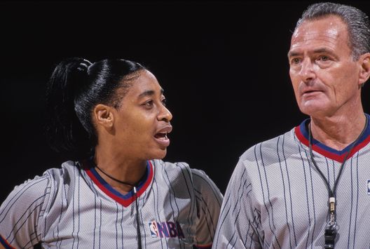 NBA Official Referees Violet Palmer and Jack Nies in discussion during the NBA Pacific Division basketball game between the Sacramento Kings and the Los Angeles Clippers on 26th November 1997 at the Los Angeles Memorial Sports Arena in Los Angeles, California, United States. On 31st October 1997, Violet Palmer became the first woman to officiate an NBA game, the Vancouver Grizzlies versus the Dallas Mavericks. (Photo by Jed Jacobsohn/Allsport//Getty Images) Grizzlies-Clippers live: streaming gratis e diretta TV del match di NBA- immagine 2