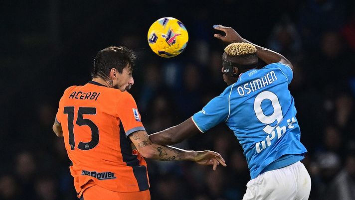NAPLES, ITALY - DECEMBER 03: Francesco Acerb of FC Internazionale competes for the ball with Victor Osimhen of SSC Napoli during the Serie A TIM match between SSC Napoli and FC Internazionale at Stadio Diego Armando Maradona on December 03, 2023 in Naples, Italy. (Photo by Mattia Ozbot - Inter/Inter via Getty Images) Napoli, ufficiale il rinnovo di Osimhen fino al 2026: l’impatto a bilancio - immagine 1
