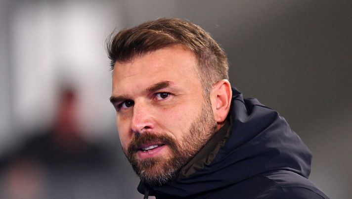 VERONA, ITALY - DECEMBER 06: Paolo Zanetti, Head Coach of Hellas Verona, looks on prior to the Serie A match between Hellas Verona FC and Atalanta BC at Stadio Marcantonio Bentegodi on December 06, 2025 in Verona, Italy. (Photo by Alessandro Sabattini/Getty Images) Verona, Zanetti: “Abbiamo parlato meno e lavorato di più, ora non ci fermiamo” - immagine 1