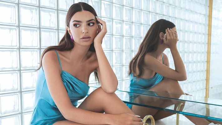 Stavolta Emily Ratajkowski fa impazzire i tifosi del Napoli: gli scatti sono da mozzare il fiato Stavolta Emily Ratajkowski fa impazzire i tifosi del Napoli: gli scatti sono da mozzare il fiato - immagine 1