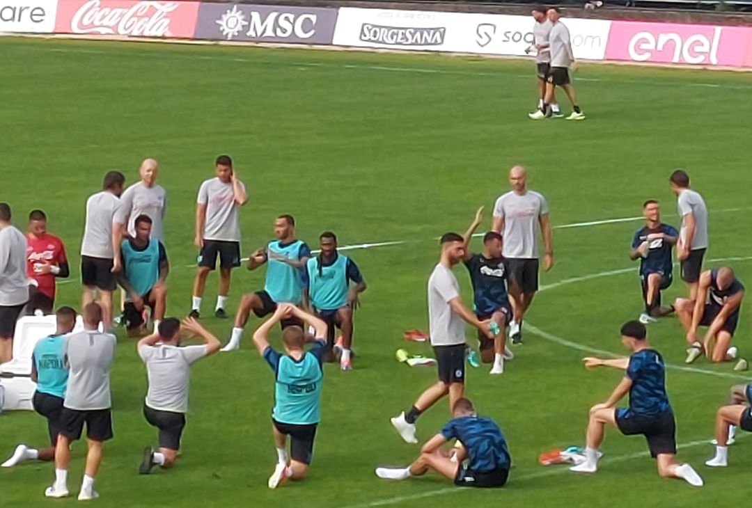 GALLERY Conte saluta con affetto tutti i suoi ragazzi al termine dell’allenamento - immagine 8