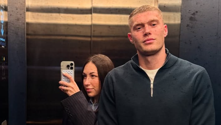 Dovbyk, relax a Londra con la moglie Yuliia in attesa di definire il futuro – FOTO Dovbyk, relax a Londra con la moglie Yuliia in attesa di definire il futuro – FOTO - immagine 1