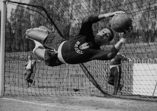 Gilmar tra i pali (Foto di Reg Burkett/Keystone/Hulton Archive/Getty Images) Santos-Flamengo, l’XI combinato tra i migliori di sempre dei due club- immagine 2