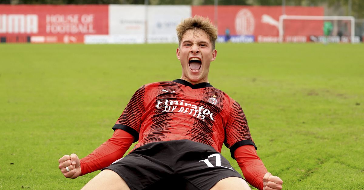 Head Coach of AC Milan U19 looks during the Primavera 1 match between  News Photo - Getty Images