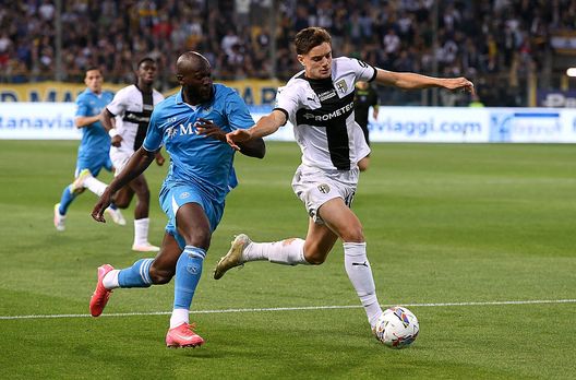 Giovanni Leoni, Parma, a contrasto con Lukaku, Napoli (Foto di Alessandro Sabattini/Getty Images) Giovanni Leoni a contrasto con Lukaku