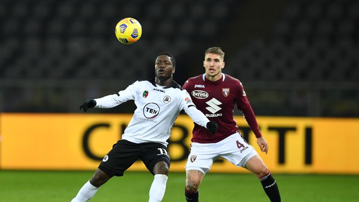 TURIN, ITALY - JANUARY 16: Emmanuel Gyasi of Spezia is challenged by Lyanco of Torino during the Serie A match between Torino FC and Spezia Calcio at Stadio Olimpico di Torino on January 16, 2021 in Turin, Italy. Sporting stadiums around Italy remain under strict restrictions due to the Coronavirus Pandemic as Government social distancing laws prohibit fans inside venues resulting in games being played behind closed doors. (Photo by Valerio Pennicino/Getty Images) Pasta (TMW): “Lo Spezia è Gyasi più altri dieci, Motta non ci rinuncia mai” - immagine 1