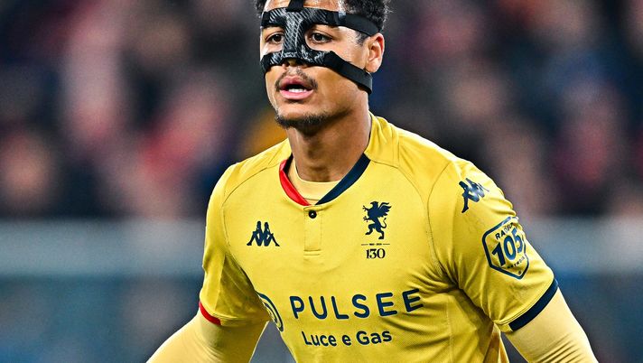 GENOA, ITALY - DECEMBER 15: Koni De Winter of Genoa looks on during the Serie A TIM match between Genoa CFC and Juventus at Stadio Luigi Ferraris on December 15, 2023 in Genoa, Italy. (Photo by Simone Arveda/Getty Images) milan-perche-de-winter-e-un-upgrade-rispetto-a-malick-thiaw-calciomercato-news-ultima-ora-numeri-dati-statistiche-carriera-transfermarkt-sofascore-data-mb