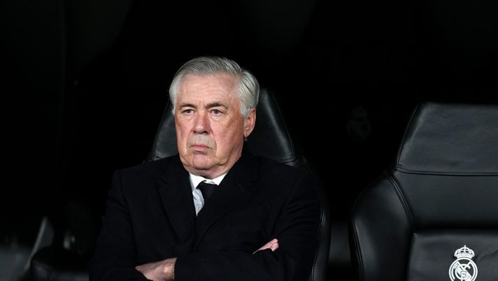 MADRID, SPAIN - APRIL 16: Carlo Ancelotti, Head Coach of Real Madrid, looks on prior to the UEFA Champions League 2024/25 Quarter Final Second Leg match between Real Madrid C.F. and Arsenal FC at Estadio Santiago Bernabeu on April 16, 2025 in Madrid, Spain. (Photo by Angel Martinez/Getty Images) Gullit: “Brasile? Ancelotti troverà un ambiente esigente e una nazionale da ricostruire” - immagine 1