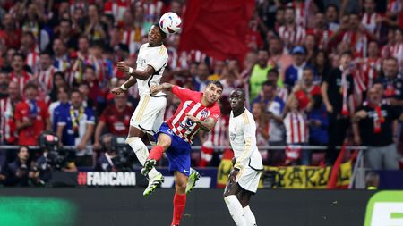 MADRID, SPAIN - SEPTEMBER 24: David Alaba of Real Madrid heads the ball from Angel Correa of Atletico Madrid during the LaLiga EA Sports match between Atletico Madrid and Real Madrid CF at Civitas Metropolitano Stadium on September 24, 2023 in Madrid, Spain. (Photo by Gonzalo Arroyo Moreno/Getty Images)