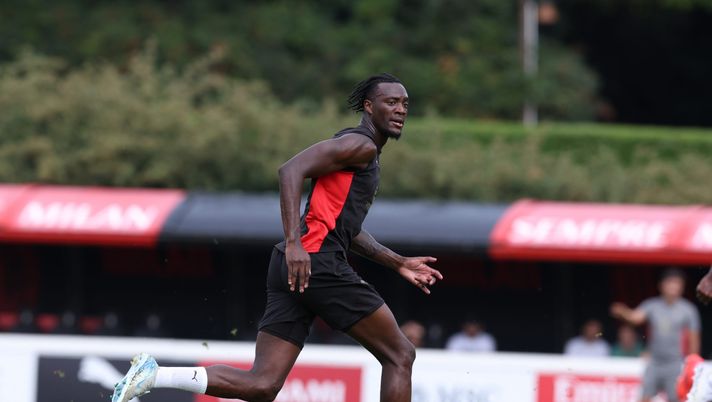 CAIRATE, ITALY - SEPTEMBER 11: Tammy Abraham of AC Milan in action during AC Milan training session at Milanello on September 11, 2024 in Cairate, Italy. (Photo by Claudio Villa/AC Milan via Getty Images) Aldo Serena: “Frattesi giocatore di livello internazionale – Tra Morata e Abraham punterei sul primo” - immagine 1