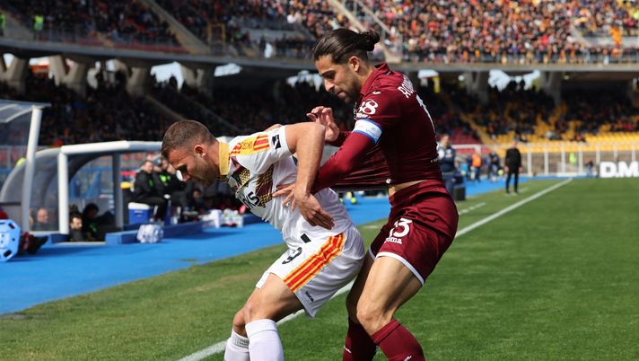 LECCE, ITALY - MARCH 12: Alexis Blin of Lecce competes for the ball with Ricardo Rodriguez of Torino during the Serie A match between US Lecce and Torino FC at Stadio Via del Mare on March 12, 2023 in Lecce, Italy. (Photo by Maurizio Lagana/Getty Images) La classifica dei gol presi su calcio piazzato: nessuno fa peggio del Toro - immagine 1