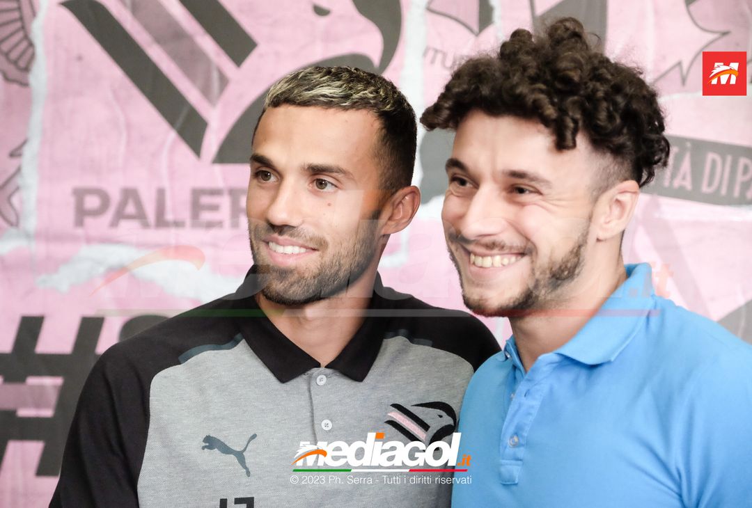 FOTO PALERMO: Federico Di Francesco scatta selfie con i tifosi allo store (GALLERY) - immagine 16